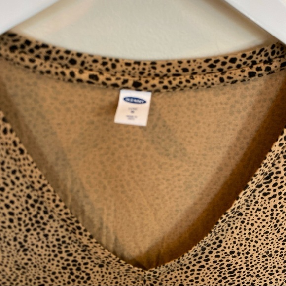 Old Navy Luxe V Neck Cheetah Print T Shirt Womens Medium - Picture 2 of 4